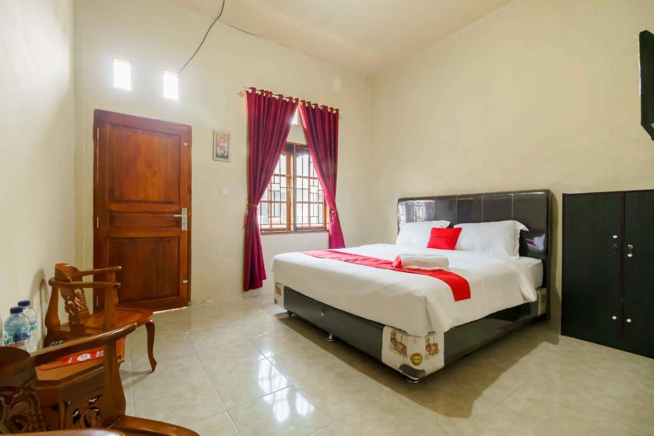 RedDoorz near Bukit Kubu Berastagi Hotel Bagian luar foto